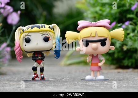 Funko Pop figurines d'action de DC comics super-héros Harley Quinn et Helga Pataki de la série télévisée d'animation Nickelodeon Hey Arnold. Route asphaltée, jardin. Banque D'Images