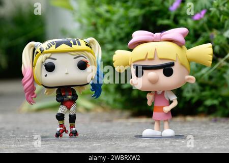 Funko Pop figurines d'action de DC comics super-héros Harley Quinn et Helga Pataki de la série télévisée d'animation Nickelodeon Hey Arnold. Route asphaltée, jardin. Banque D'Images