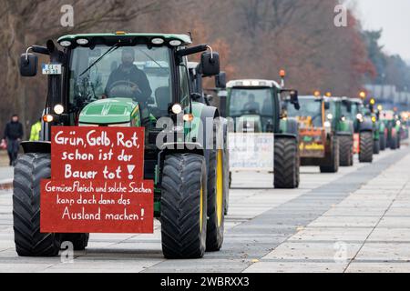 Nuremberg, Allemagne. 12 janvier 2024. Des tracteurs se rendent à un rassemblement d'associations d'agriculteurs contre les plans d'austérité du gouvernement fédéral. Le rassemblement fait partie d'actions de protestation nationales et vise à lutter contre la réduction des avantages fédéraux pour le diesel agricole et les véhicules agricoles. Crédit : Daniel Karmann/dpa/Alamy Live News Banque D'Images