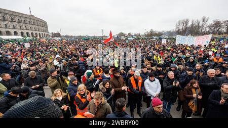 Nuremberg, Allemagne. 12 janvier 2024. De nombreux agriculteurs participent à un rassemblement d'associations d'agriculteurs contre les plans d'austérité du gouvernement fédéral. Le rassemblement fait partie d'actions de protestation nationales et vise à lutter contre la réduction des avantages fédéraux pour le diesel agricole et les véhicules agricoles. Crédit : Daniel Karmann/dpa/Alamy Live News Banque D'Images