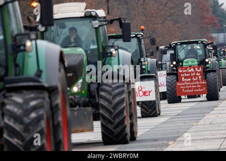 Nuremberg, Allemagne. 12 janvier 2024. Des tracteurs se rendent à un rassemblement d'associations d'agriculteurs contre les plans d'austérité du gouvernement fédéral. Le rassemblement fait partie d'actions de protestation nationales et vise à lutter contre la réduction des avantages fédéraux pour le diesel agricole et les véhicules agricoles. Crédit : Daniel Karmann/dpa/Alamy Live News Banque D'Images