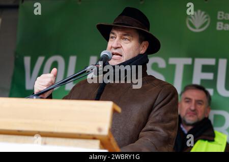 Nuremberg, Allemagne. 12 janvier 2024. Markus Söder (CSU), ministre-président de Bavière, s'exprime lors d'un rassemblement d'associations d'agriculteurs contre les plans d'austérité du gouvernement fédéral. Le rassemblement fait partie d'actions de protestation nationales et vise à lutter contre la réduction des avantages fédéraux pour le diesel agricole et les véhicules agricoles. Crédit : Daniel Karmann/dpa/Alamy Live News Banque D'Images