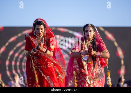 Portrait de jeune belle femme indienne en robe ethnique rajasthani participant au défilé de mode Miss marwar pendant le festival de chameau bikaner. Banque D'Images