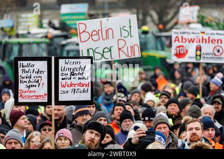 Nuremberg, Allemagne. 12 janvier 2024. De nombreux agriculteurs participent à un rassemblement d'associations d'agriculteurs contre les plans d'austérité du gouvernement fédéral. Le rassemblement fait partie d'actions de protestation nationales et vise à lutter contre la réduction des avantages fédéraux pour le diesel agricole et les véhicules agricoles. Crédit : Daniel Karmann/dpa/Alamy Live News Banque D'Images