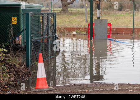 Cookham, Royaume-Uni. 12 janvier 2024. La compagnie des eaux, Thames Water, a présenté ses excuses aux résidents vivant à Cookham, dans le Berkshire, après que les eaux usées se soient infiltrées dans leurs propriétés. À la suite des récentes inondations, la station de pompage des eaux usées Thames Water est hors service car les circuits électriques y ont été inondés. Les ingénieurs de Thames Water travaillent à la station de pompage pour réparer les circuits électriques, tandis que les eaux usées excédentaires sont pompées dans les pétroliers et emportées. Crédit : Maureen McLean/Alamy Live News Banque D'Images