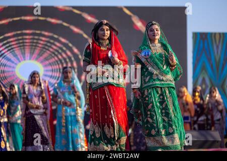 Portrait de jeune belle femme indienne en robe ethnique rajasthani participant au défilé de mode Miss marwar pendant le festival de chameau bikaner. Banque D'Images