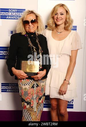 Photo de dossier datée du 09/05/11 de Fearne Cotton et Annie Nightingale avec le Special Award, aux Sony radio Academy Awards 2011 au Grosvenor House Hotel, Londres. Annie Nightingale, la première DJ féminine de BBC radio 1, est décédée à l'âge de 83 ans, a déclaré la BBC. Date d'émission : vendredi 12 janvier 2024. Banque D'Images