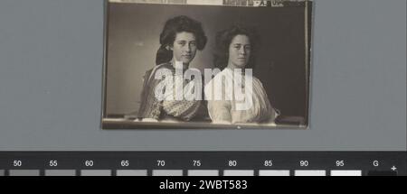 Double portrait de deux jeunes femmes inconnues, American Automatic Photography, avant 1914 - c. 1918 Amsterdam baryta papier gélatine impression argent adolescent, jeune femme, jeune fille Kalverstraat Banque D'Images