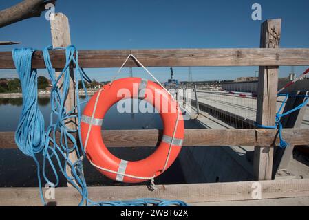 ceinture de sauvetage avec panneau d'avertissement sur les risques et les dangers en mer et en navigation ceinture de sauvetage contre les risques et les dangers en mer Banque D'Images