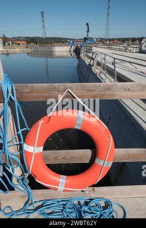 ceinture de sauvetage avec panneau d'avertissement sur les risques et les dangers en mer et en navigation ceinture de sauvetage contre les risques et les dangers en mer Banque D'Images