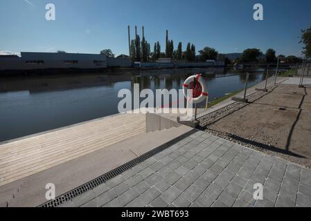 ceinture de sauvetage avec panneau d'avertissement sur les risques et les dangers en mer et en navigation ceinture de sauvetage contre les risques et les dangers en mer Banque D'Images