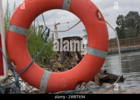 ceinture de sauvetage avec panneau d'avertissement sur les risques et les dangers en mer et en navigation ceinture de sauvetage contre les risques et les dangers en mer Banque D'Images