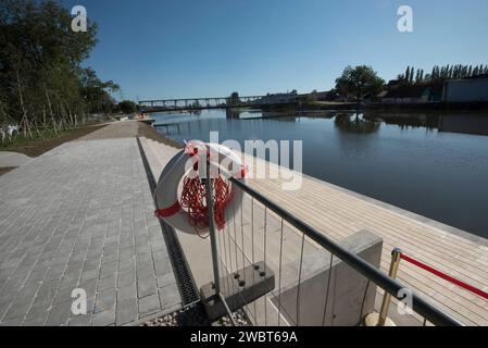 ceinture de sauvetage avec panneau d'avertissement sur les risques et les dangers en mer et en navigation ceinture de sauvetage contre les risques et les dangers en mer Banque D'Images