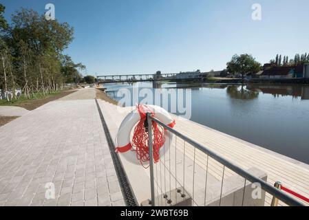 ceinture de sauvetage avec panneau d'avertissement sur les risques et les dangers en mer et en navigation ceinture de sauvetage contre les risques et les dangers en mer Banque D'Images