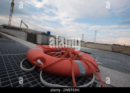 ceinture de sauvetage avec panneau d'avertissement sur les risques et les dangers en mer et en navigation ceinture de sauvetage contre les risques et les dangers en mer Banque D'Images