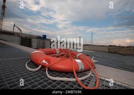 ceinture de sauvetage avec panneau d'avertissement sur les risques et les dangers en mer et en navigation ceinture de sauvetage contre les risques et les dangers en mer Banque D'Images