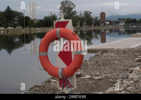 ceinture de sauvetage avec panneau d'avertissement sur les risques et les dangers en mer et en navigation ceinture de sauvetage contre les risques et les dangers en mer Banque D'Images