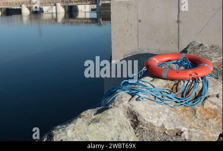 ceinture de sauvetage avec panneau d'avertissement sur les risques et les dangers en mer et en navigation ceinture de sauvetage contre les risques et les dangers en mer Banque D'Images