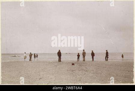 Les gens regardent la carcasse flottante d'une baleine morte, probablement au large des côtes françaises, c. 1900 - c. 1910 photographie partie de l'album photo d'un photographe amateur français avec des enregistrements d'une famille, distillerie Delizy & Doistau fils, l'armée et les sites en France. Papier France. support photographique mammifères nageant : baleine. plage France Banque D'Images