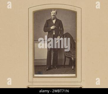 Portrait d'un homme debout avec cigare à la main, Pierson & Mulnier Mayer, 1860 - 1870 Photographie. Carte de visite cette photo fait partie d'un album. Carton Hasselt (Belge-Limbourg). support photographique albumen estampe personnes historiques. figurine debout. cigare Banque D'Images