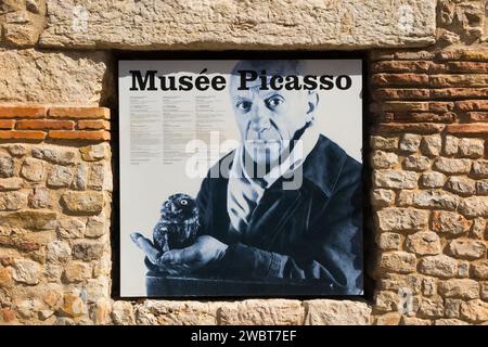 Panneau d'information comprenant une photographie de portrait de Pablo Picasso, devant le musée Picasso, anciennement Château Grimaldi. Place mariejol. Antibes. France. (135) Banque D'Images