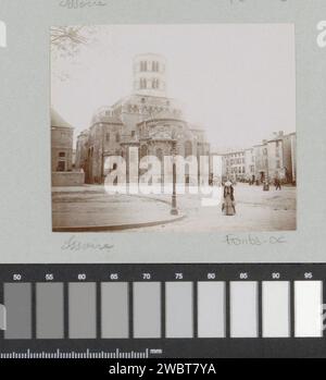 Vue de l'église Sainte-Austremoine à Issoir avec des passants et une automobile, 1902 photographie partie de l'album photo d'un photographe amateur français avec des enregistrements de voyages en France, Espagne, Belgique, Luxembourg et pays-Bas, les premières voitures et courses automobiles. Papier Issoire. église de soutien photographique (extérieur). automobile. place, place, cirque, etc (+ City(-scape) avec chiffres, staffage) Issoire Banque D'Images