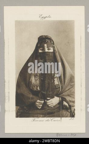 Portrait d'une femme égyptienne voilée, ll, c. 1900 - dans ou avant 1910 tirage photomécanique partie de l'album photo d'un voyage à travers l'Europe du Sud et le Moyen-Orient. Femme adulte collotype papier égyptien. Head-Gear (avec NOM) Egypte Banque D'Images