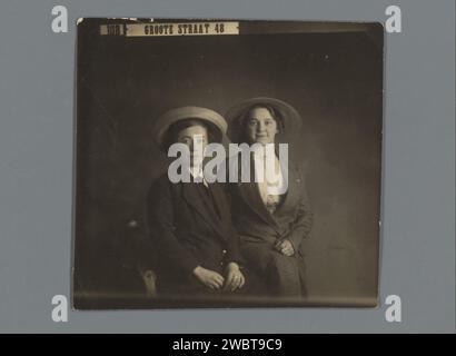 Double portrait de deux femmes inconnues, Anonymous, c. 1912 - c. 1918 pays-Bas papier baryta gélatine argent impression femme adulte Banque D'Images