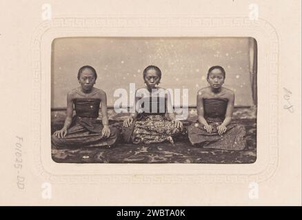 Portrait de trois femmes, Woodbury & page, 1857 - 1880 Photographie. Carte de visite cette photo fait partie d'un album. Support photographique Java. Carton albumen print personnes historiques - BB - femme. assis sur le sol Banque D'Images