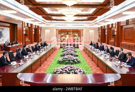 Pékin, Chine. 12 janvier 2024. Zhao Leji, président du Comité permanent du Congrès national populaire, rencontre le Premier ministre du Royaume de Belgique Alexander de Croo à Pékin, capitale de la Chine, le 12 janvier 2024. Crédit : Zhang Ling/Xinhua/Alamy Live News Banque D'Images