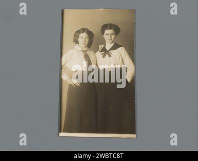 Double portrait de deux jeunes femmes inconnues, Anonymous, c. 1912 - c. 1918 baryta papier gélatine argentique impression adolescent, jeune femme, jeune fille Banque D'Images