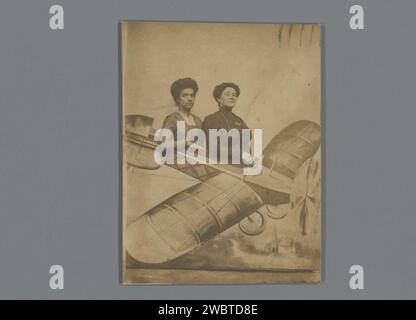 Double portrait de deux femmes inconnues dans un décor peint, Anonyme, 1911 photographie carton. baryta papier gélatine argent imprimé femme adulte Banque D'Images