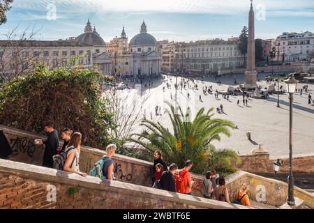 Rome, vue panoramique sur la Piazza del Popolo avec les touristes. Les gens sur les escaliers Pincio sur la Piazza del Popolo. Banque D'Images