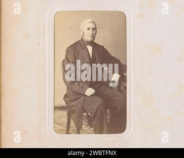 Portrait d'un homme assis à une table, appelé entrepreneur, Kornelis Willem Schorteldoek, 1855 - 1885 Photographie. Carte de visite cette photo fait partie d'un album. Carton Gorinchem. support photographique albumen estampe personnes historiques. figurine assise. tableau Banque D'Images