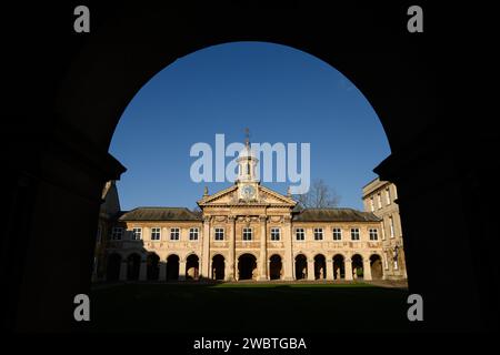 Bien que connue pour sa prestigieuse université, Cambridge est également l'une des villes les plus inégales du Royaume-Uni. Il existe une disparité alarmante entre la ville et la robe en termes de richesse. Le quadrant du Collège Emmanuel est baigné de soleil en fin d’après-midi. Banque D'Images