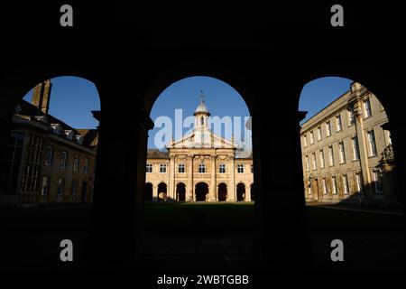 Bien que connue pour sa prestigieuse université, Cambridge est également l'une des villes les plus inégales du Royaume-Uni. Il y a une disparité alarmante entre la ville et la robe en termes de richesse. Le quadrant de Emmanuel College dans la lumière de fin d'après-midi. Banque D'Images