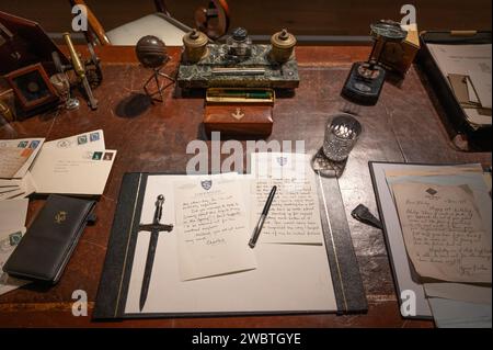 Bonhams, Londres, Royaume-Uni. 12 janvier 2024. Le savoir-faire exceptionnel et la créativité derrière la couronne sont exposés au public avec une exposition spéciale des décors, costumes et accessoires des séries 1 à 6, tournée à New York, Los Angeles, Paris et Londres avant deux ventes aux enchères à Bonhams Londres en février 2024. L'exposition a ouvert ses portes le 11 janvier et se déroulera jusqu'au 5 février 2024 à Londres. Image : Matt Smith, Tobias Menzies & Jonathan Pryce (en tant que Prince Philip) Bureau sur pied en acajou français du début du 20e siècle, dans le style Charles X, estimé entre 3 000 et 5 000 £. Crédit : Malcolm Park/Alamy Live News Banque D'Images