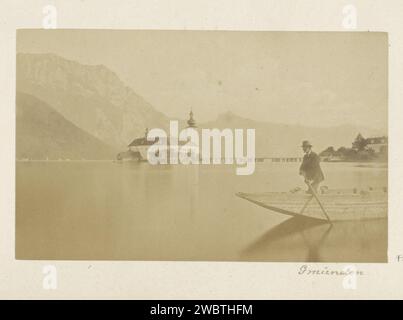 Vue du Schloss Ort dans le Traunsee près de Gmunden avec un homme dans un bateau à rames, anonyme, c. 1860 - c. 1890 photographie partie de Reisalbum avec des photos de la Suisse, de l'Autriche, de l'Italie et de l'Allemagne. Papier Gmunden. support photographique albumen tirage bateau à rames, canoë, etc. château. lac Gmunden Banque D'Images