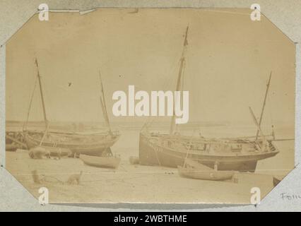 Bateaux sur la plage, vraisemblablement à Saint Valery sur somme, c. 1880 - c. 1900 photographie partie de l'album d'un amateur français avec des photos de la France, l'Algérie, Palmyre, l'exposition universelle de 1900 et bien connu français. Papier France. support photographique albumen print logement rural, par exemple maison de campagne, villa, chalet. voilier, voilier Saint-Valery-sur-somme Banque D'Images