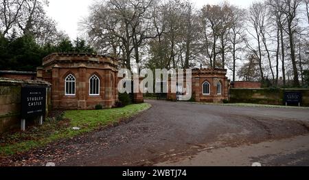 L'entrée du château de Studley, (Warners Hotel), Warwickshire par une journée brumeuse d'hiver. Banque D'Images