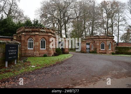 L'entrée du château de Studley, (Warners Hotel), Warwickshire par une journée brumeuse d'hiver. Banque D'Images