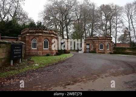 L'entrée du château de Studley, (Warners Hotel), Warwickshire par une journée brumeuse d'hiver. Banque D'Images