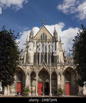 Façade ouest largement néo-gothique de la basilique Saint-urbain à Troyes, France. Banque D'Images