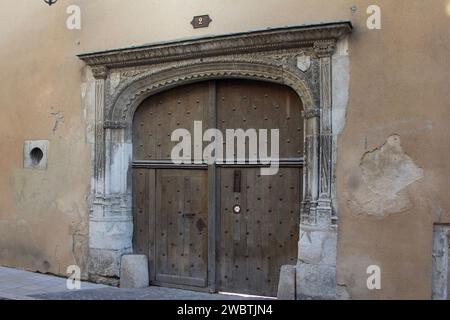 La porte exubérante du 16e siècle du Hôtel du petit Louvre, monument historique de Troyes, en France, se trouve au 2 rue de la montée St Pierre. Banque D'Images