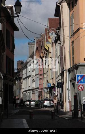 Des bâtiments médiévaux colorés à colombages bordent la rue des quinze vingts à l'extrémité ouest du centre-ville historique de Troyes, en France. Banque D'Images