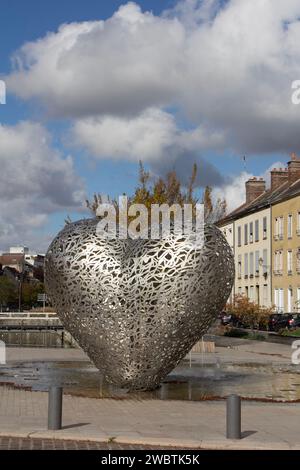 Au cœur de Troyes, en France, une sculpture de 2 tonnes et 3,5 m de haut réalisée par les artistes locaux Michèle et Thierry Kayo-Houël est située dans le centre-ville historique. Banque D'Images