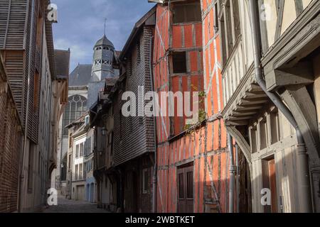 Des maisons médiévales colorées à colombages bordent la rue Vauluisant menant à l'église Saint Pantaléon dans le centre historique de Troyes, en France. Banque D'Images