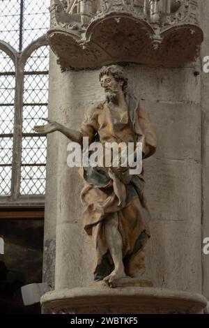 Statue polychrome du 16e siècle dans l'église St Pantaléon, Troyes, France. Banque D'Images