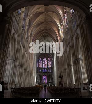 La nef gothique flamboyante de la cathédrale Saint-Pierre et Saint-Paul à Troyes, en France, tachetée de couleurs des vitraux. Banque D'Images