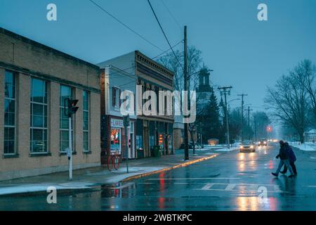 Scène de rue sur une nuit enneigée à Springville, New York Banque D'Images